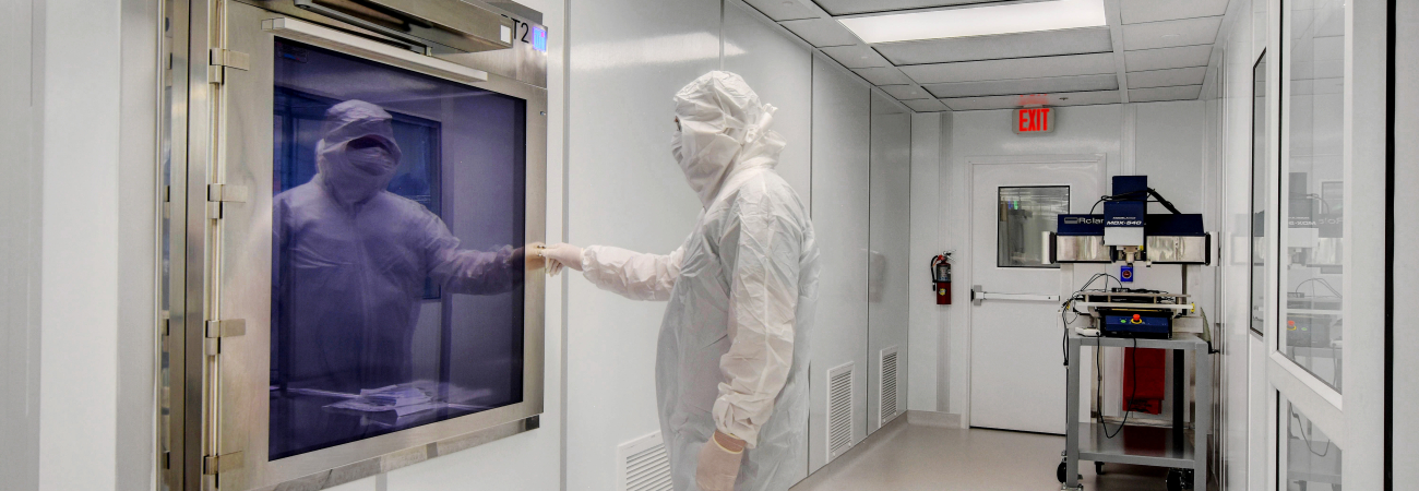 Class 10000 cleanroom designed and installed by Allied Cleanrooms, featuring modular construction and HEPA filtration.