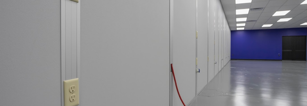 Post-and-panel cleanroom walls with integrated electrical outlets and utility connections in a controlled environment by allied cleanrooms modular cleanroom design