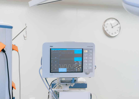 A heart rate monitor in a medical setting.