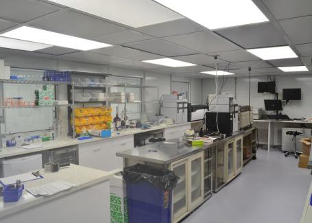A clean, organized laboratory with workstations, lab equipment, and storage shelves, used for scientific research or testing. Allied Cleanrooms